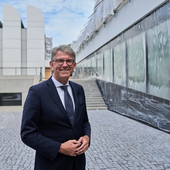 Staatsminister Weimer steht vor dem Bauhaus-Archiv / Museum f&uuml;r Gestaltung in Berlin. 