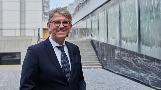 Staatsminister Weimer steht vor dem Bauhaus-Archiv / Museum f&uuml;r Gestaltung in Berlin. 