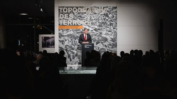 Staatsminister Weimer spricht am Rednerpult im Rahmen der Ausstellungser&ouml;ffnung