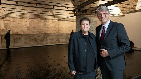 Staatsminister Weimer mit Belu-Simion Fainaru vor seiner Installation im Arsenale