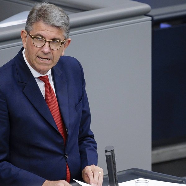 Bild von Wolfram Weimer, der im Deutschen Bundestag am Rednerpult eine Plenarrede hält.