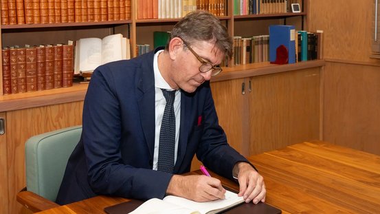 Staatsminister Weimer schreibt ins G&auml;stebuch des Thomas Mann House