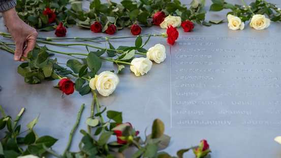 „Was an Orten wie Buchenwald geschehen ist, erfüllt mich mit großem Schmerz und tiefer Trauer“, sagte Roth bei der Gedenkfeier zum 80. Jahrestag der Befreiung der Konzentrationslager.