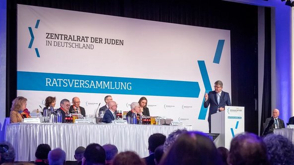 Staatsminister Weimer spricht auf der B&uuml;hne. 