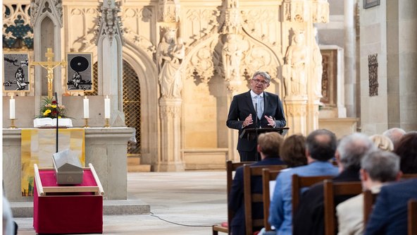 Staatsminister Weimer am Rednerpult im Magdeburger Dom