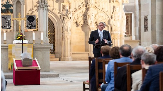 Staatsminister Weimer am Rednerpult im Magdeburger Dom