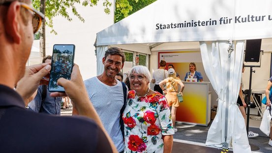 Kulturstaatsministerin Roth im Gespräch mit Bürgerinnen und Bürgern beim Tag der offenen Tür der Bundesregierung