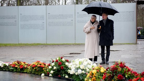 Am 29. Januar legte Staatsministerin Claudia Roth, begleitet von Uwe Neumärker, Kränze an den Berliner Denkmälern nieder.