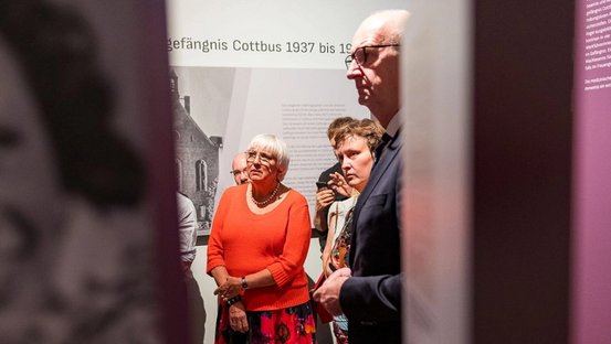 In Anwesenheit von Claudia Roth, Brandenburgs Ministerpräsidenten Dietmar Woidke und Angehörigen von ehemaligen Häftlingen wurde der neugestaltete Teil der Dauerausstellung in der Gedenkstätte Zuchthaus Cottbus eröffnet.