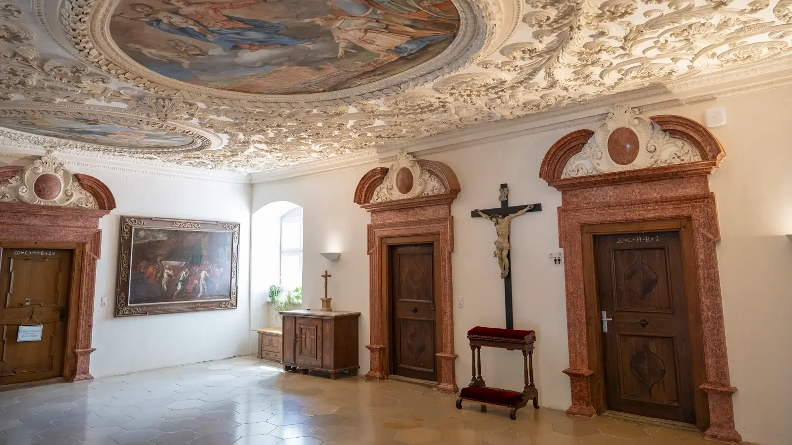 Flur mit prachtvoller Stuckdecke im Kloster Wetterhausen
