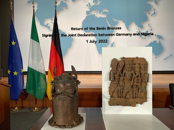 Kulturstaatsministerin Roth und Außenministerin Baerbock zwei Benin-Bronzen an den nigerianischen Kulturminister Lai Mohammed und den Staatsminister für Auswärtige Angelegenheiten Zubairu Dada übergeben