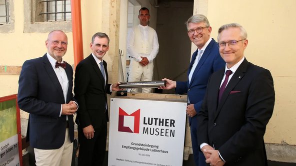 Gruppenbild mit Staatsminister Weimer und der Zeitkapsel