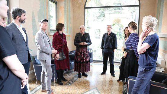 In der Villa Massimo traf sich Claudia Roth mit der Leiterin Julia Draganović und Stipendiatinnen und Stipendiaten