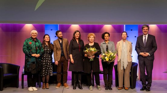 Kulturstaatsministerin Roth auf der Bühne mit den Preisträgerinnen des Franz-Hessel-Preises.
