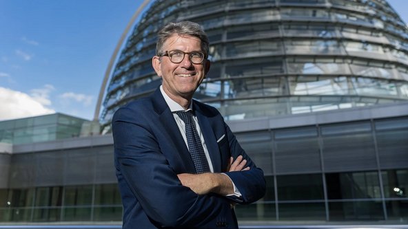 Foto von Kulturstaatsminister Weimer vor der Reichstagskuppel