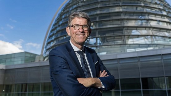 Foto von Kulturstaatsminister Weimer vor der Reichstagskuppel