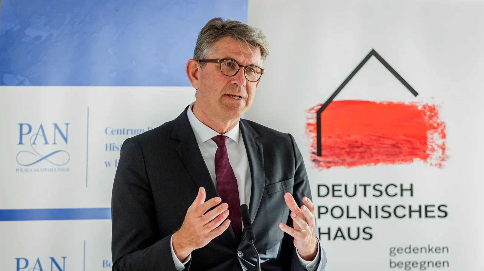Staatsminister Weimer spricht am Rednerpult bei der Er&ouml;ffnung der Fachkonferenz in der Humboldt-Universit&auml;t zu Berlin.