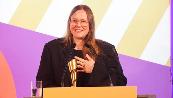 Die Goldene Lola ging in diesem Jahr an Sandra Schröder für ihr Drehbuch „Als Bestie bin ich aufgewacht“.