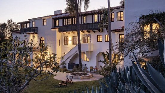 Au&szlig;enaufnahme der Villa Aurora im Abendlicht