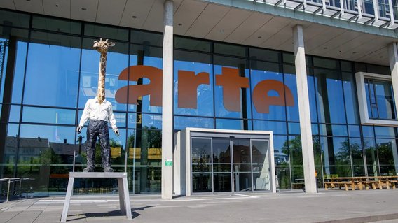 Eingangsbereich des Gesellschaftssitzes des Fernsehsenders ARTE in Stra&szlig;burg mit Skulptur Giraffenmann von Stephan Balkenhohl