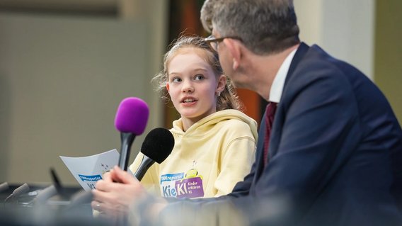 Eine fragFINN-Reporterin befragt Staatsminister Weimer