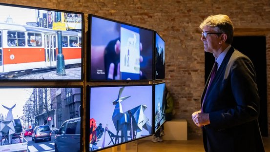 Staatsminister Weimer im Ukrainischen Pavillon vor einer Videoinstallation