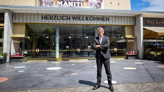 Staatsminister Weimer vor dem Zoopalast in Berlin