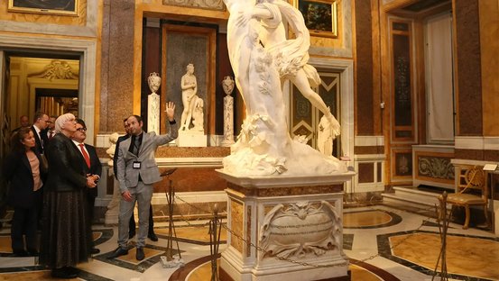 Kulturstaatsministerin Claudia Roth und der italienische Kulturminister Gennaro Sangiuliano bei einem Rundgang durch die Galleria Borghese