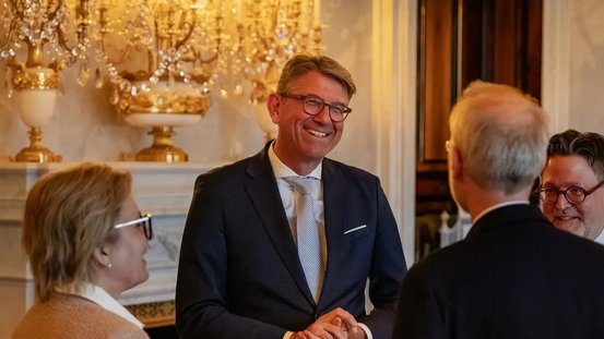 Staatsminister Weimer im Gespr&auml;ch w&auml;hrend der F&uuml;hrung durch die S&auml;le. 