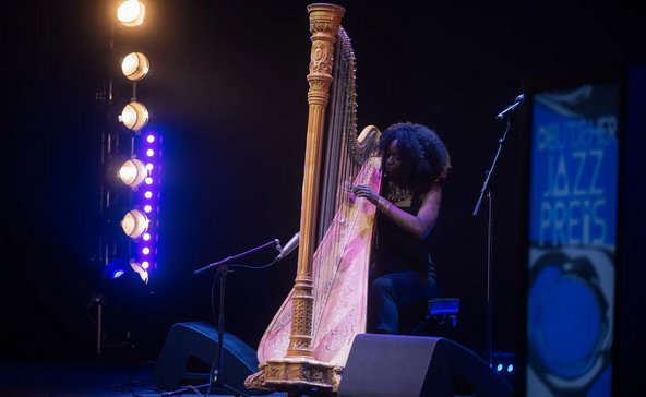 Brandy Younger spielt Harfe bei der Verleihung des Deutschen Jazzpreises