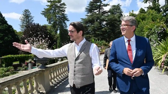 Staatsminister Weimer und Bj&ouml;rn Graf Bernadotte beim Rundgang &uuml;ber die Insel