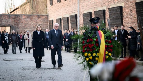 Frank-Walter Steinmeier und weitere Vertreterinnen und Vertreter der Bundesregierung legten am 27. Januar einen Kranz an der Todeswand im Stammlager Auschwitz I nieder.