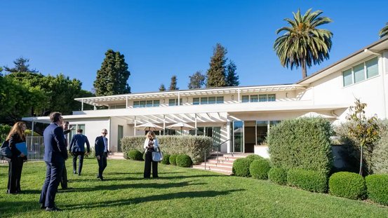 Staatsminister mit Delegation im Garten des Thomas Mann House in Los Angeles