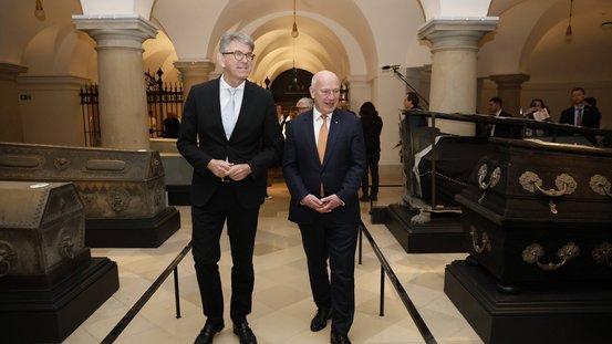 Staatsminister Weimer und Berlins B&uuml;rgermeister Kai Wegner begehen die Hohenzollerngruft. 