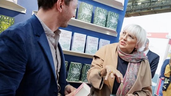 Kulturstaatsministerin Roth mit Verleger Sebastian Guggolz