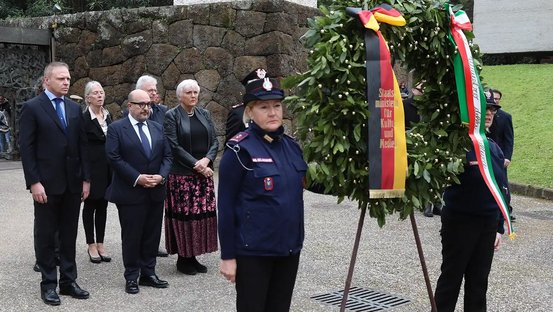 Die Kulturstaatsministerin und ihr Amtskollege Gennaro Sangiuliano bei der Gedenkveranstaltung für die Opfer des SS-Massakers in den Ardeatinischen Höhlen