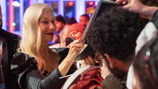 Helen Mirren beim Autogrammegeben