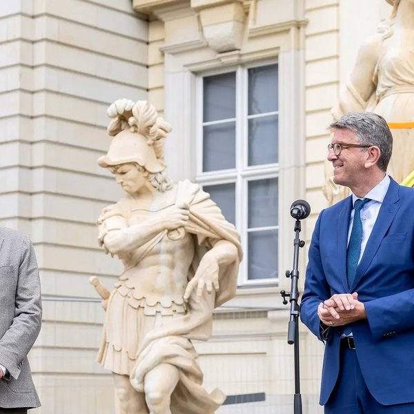 Kulturstaatsminister Wolfram Weimer und Generalintendant und Vorstandsvorsitzender der Stiftung Humboldt Forum im Berliner Schloss Hartmut Dorgerloh beim Pressetermin auf dem Schlossplatz Süd.