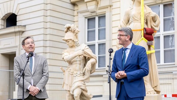 Kulturstaatsminister Wolfram Weimer und Generalintendant und Vorstandsvorsitzender der Stiftung Humboldt Forum im Berliner Schloss Hartmut Dorgerloh beim Pressetermin auf dem Schlossplatz Süd.