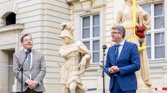 Kulturstaatsminister Wolfram Weimer und Generalintendant und Vorstandsvorsitzender der Stiftung Humboldt Forum im Berliner Schloss Hartmut Dorgerloh beim Pressetermin auf dem Schlossplatz Süd.