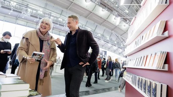 Kulturstaatsministerin Roth mit Hanser-Verleger Jo Lendle