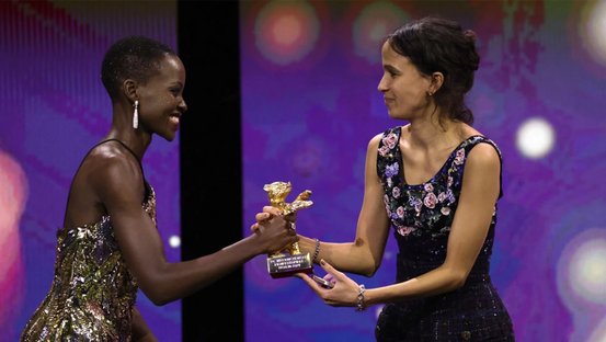 Jurypräsidentin Lupita Nyong'o übergibt den Goldenen Bären an Regisseurin und Produzentin Mati Diop.