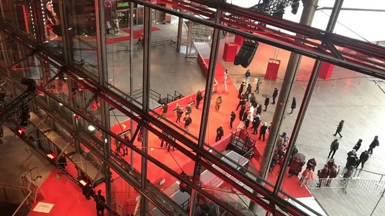 Blick auf dem Roten Teppich aus dem Inneren des Berlinale-Palasts
