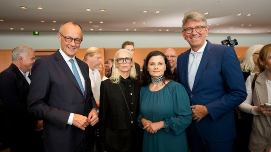 Bundeskanzler Friedrich Merz, Christiane Arp vom Fashion Council Germany, die Parlamentarische Staatssekret&auml;rin Gitta Connemann und Staatsminister Weimer beim Empfang