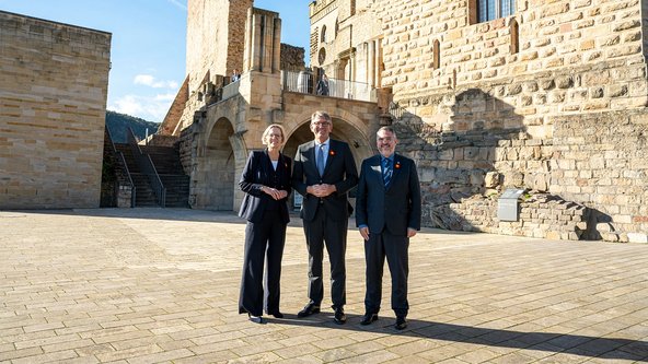 Simone Schneider, Wolfram Weimer und Marc Weigel vor dem Hambacher Schloss.