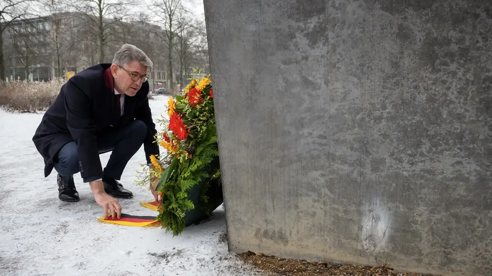Staatsminister Weimer legt einen Kranz am Denkmal f&uuml;r die im Nationalsozialismus verfolgten Homosexuellen nieder.
