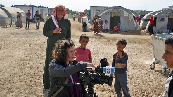 Deutsche Welle-Mitarbeiterin bereitet eine Aufnahme vor