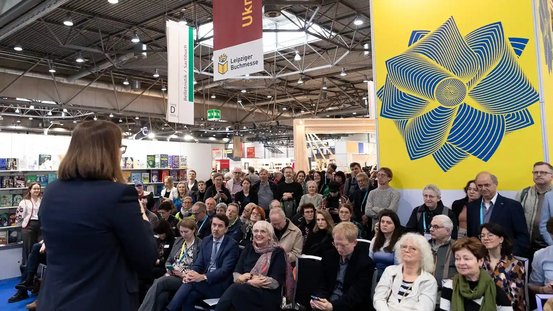 Blick ins Publikum bei der Eröffnung des Messestands der Ukraine. 