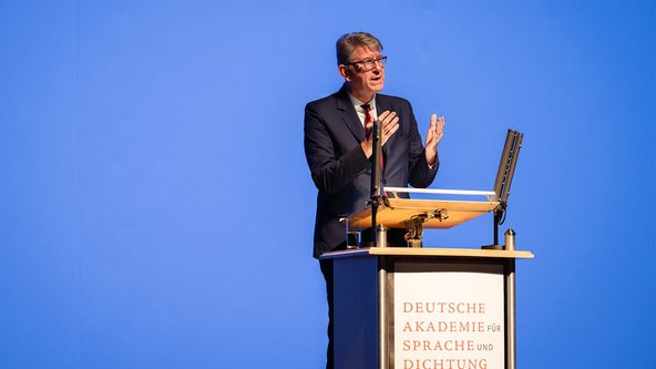 Wolfram Weimer w&auml;hrend seiner Rede bei der Verleihung des Georg-B&uuml;chner-Preises 2025 in Darmstadt.
