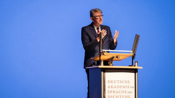 Wolfram Weimer w&auml;hrend seiner Rede bei der Verleihung des Georg-B&uuml;chner-Preises 2025 in Darmstadt.